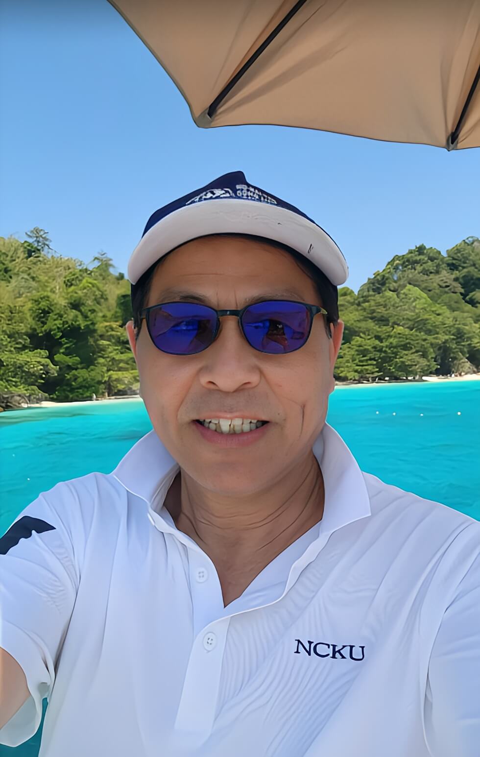 名人推薦:佳世達醫療事業群總經理楊宏培親身推薦！KOMIA 機能衣採用日本 Toray 頂級布料，具備卓越涼感、透氣快乾與防異味功能。無論是高爾夫球場揮桿或日常休閒，都能穿出精品級質感與時尚型格。立即查看醫療產業負責人的穿衣心得。