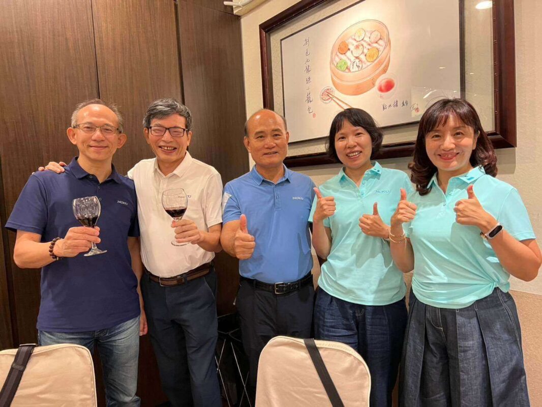 成功大學傑出校友共同穿著 NCKU 紀念機能服合影，展現對產品品質的高度肯定。