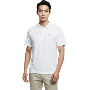 男模特兒穿著白色短袖 POLO 衫，搭配卡其色休閒褲。衣服左胸印有灰色「KOMIA」標誌，背景為純白色。