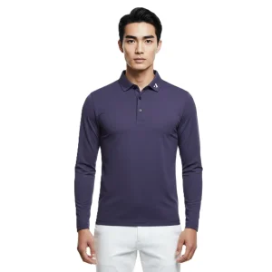 男士穿上青色修身長袖 Polo 衫，領口帶有白色KOMIA品牌 Logo，搭配白色修身休閒褲。