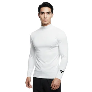 一位穿著白色長袖小立領保暖內搭衣的男性，袖口印有 KOMIA 黑色LOGO，搭配深色褲子。