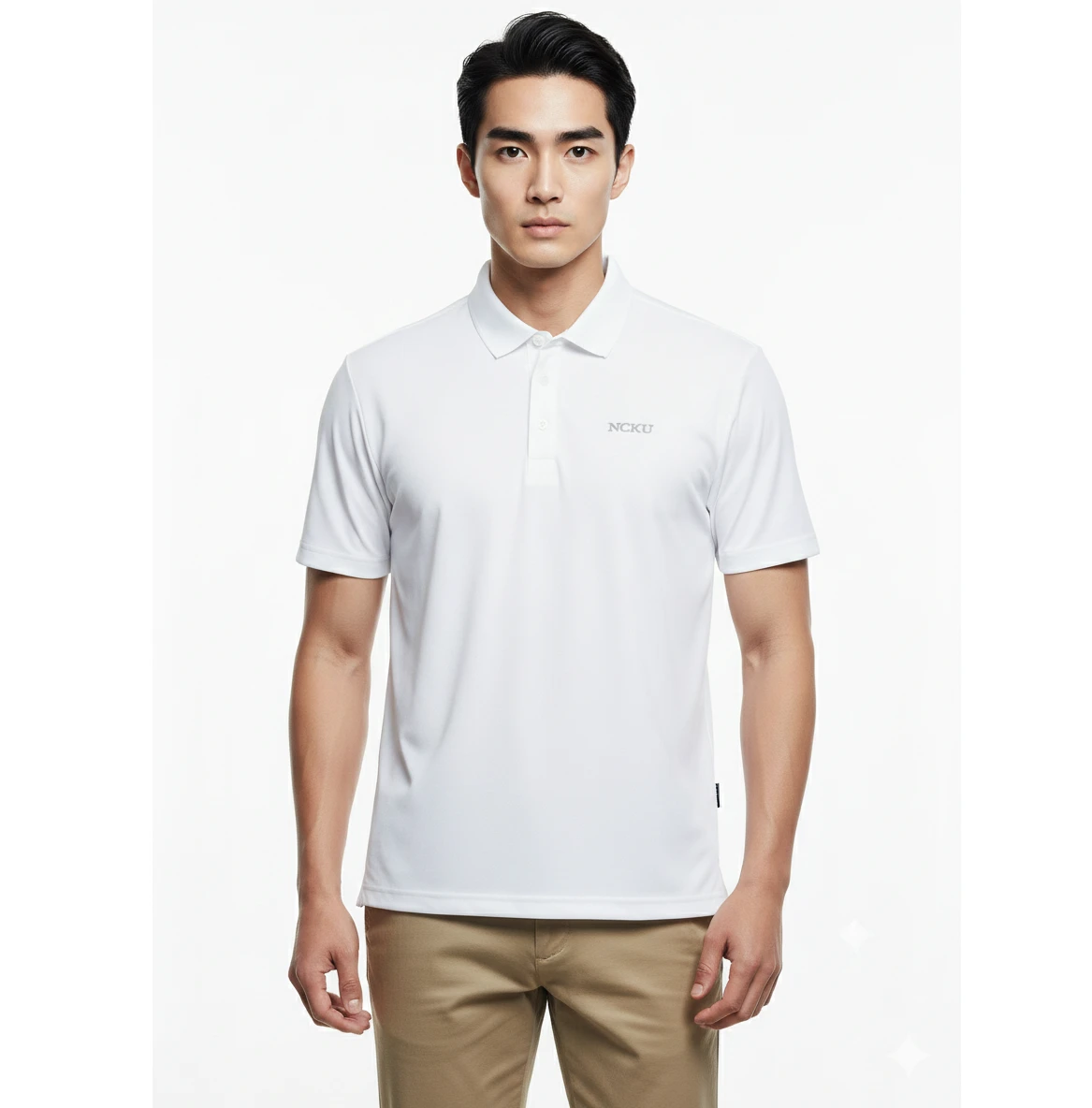 NCKU SUPPLEX 涼感快乾短袖Polo-白 1 男模特兒穿著白色短袖 POLO 衫,搭配卡其色休閒褲。衣服左胸印有灰色「NCKU」標誌,背景為純白色。