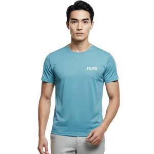 NCKU 成功大學紀念 T 恤（松柏綠色），修身剪裁中性款，胸前電繡白色 NCKU 字樣，男模特兒搭配淡灰色下著。