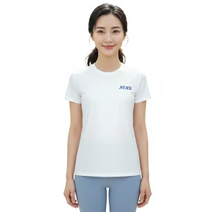 NCKU 成功大學紀念 T 恤（白色），修身剪裁中性款，左胸前印有藍色 NCKU 字樣，模特兒搭配淺藍色下著。