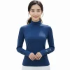 一位穿著藍色長袖小立領保暖內搭衣的女性，袖口印有 NCKU 白色草寫字樣，搭配白色下身。