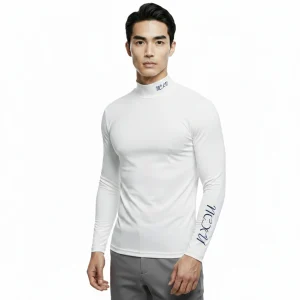 一位穿著白色長袖小立領保暖內搭衣的男性，袖口及領口印有 NCKU 黑色LOGO，搭配灰色褲子。