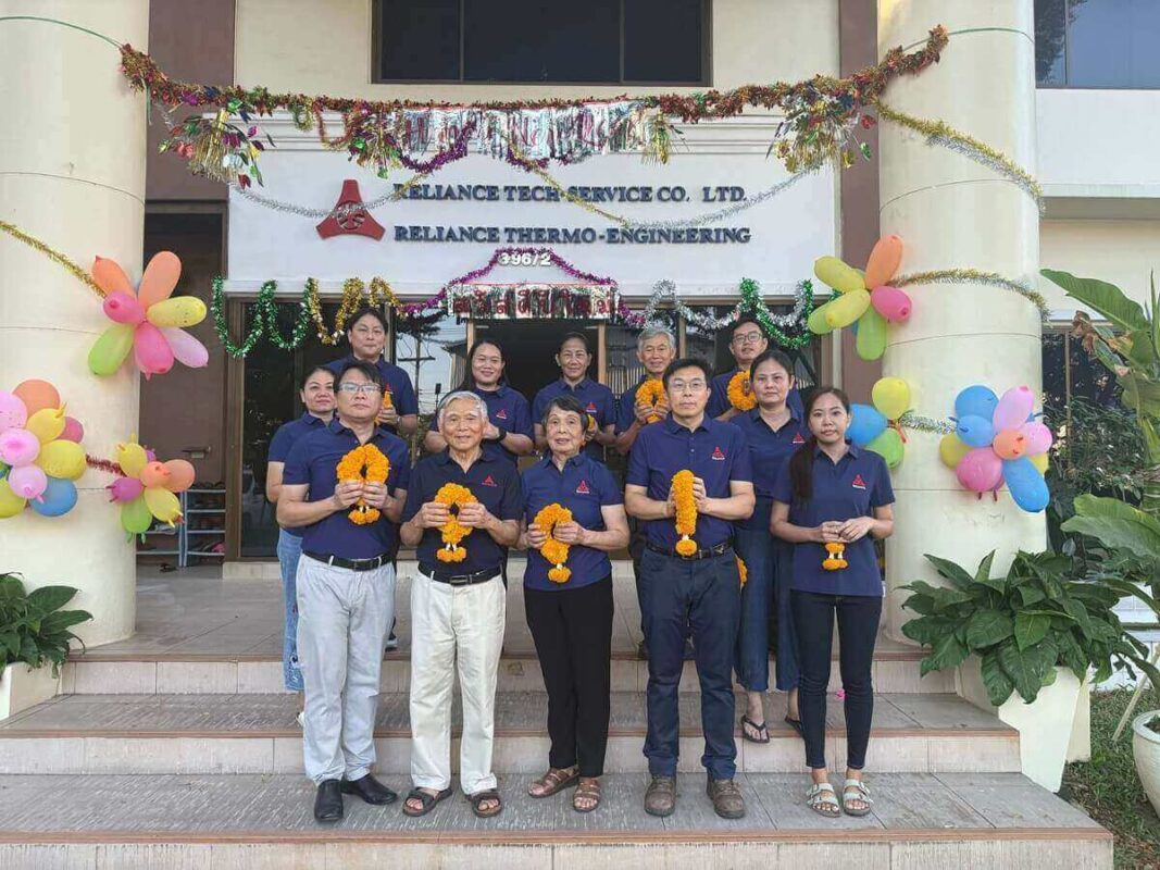 泰國企業採用 KOMIA 涼感排汗機能團體服，成大校友學長為百位員工訂製的高品質企業制服，解決泰國炎熱氣候的員工福利。