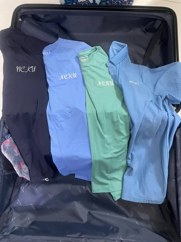 商務出差衣服收納示範：前竹科主管實測 KOMIA 機能衣，僅需一個行李箱就能整齊放置多件速乾抗臭 Polo 衫與 T-shirt，實現減法旅行。
