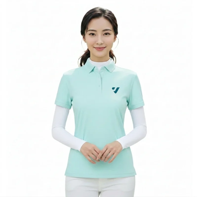 一位亞洲女性模特兒展示 KOMIA 水藍色 Polo 衫，內搭白色防曬抗UV50 長袖涼感內搭衣。她面帶微笑，雙手交疊，展現出全方位的 夏天防曬 與機能穿搭。