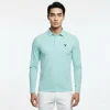 Supplex長袖涼感防曬快乾Polo-淺綠 4 男模特兒穿tiffany色長袖涼感防曬 POLO 衫,搭配白色休閒褲。衣服左胸印有深藍色KOMIA註冊商標LOGO,背景為純白色。