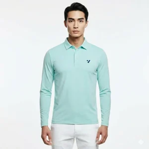 男模特兒穿tiffany色長袖涼感防曬 POLO 衫，搭配白色休閒褲。衣服左胸印有深藍色KOMIA註冊商標LOGO，背景為純白色。